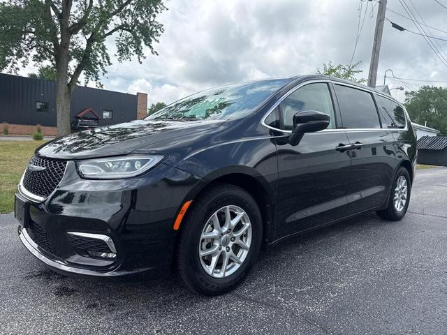 Photo of 2023 Brilliant Black Crystal Pearlcoat Chrysler Pacifica