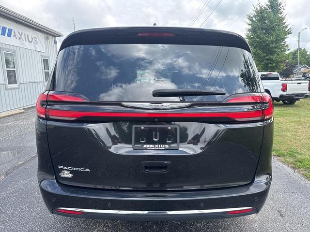 Photo of 2023 Brilliant Black Crystal Pearlcoat Chrysler Pacifica