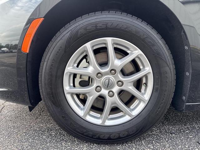 Photo of 2023 Brilliant Black Crystal Pearlcoat Chrysler Pacifica
