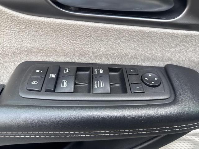 Photo of 2023 Brilliant Black Crystal Pearlcoat Chrysler Pacifica