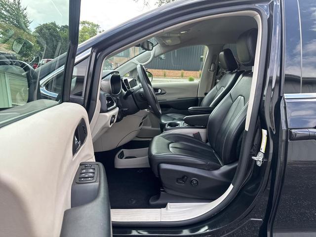 Photo of 2023 Brilliant Black Crystal Pearlcoat Chrysler Pacifica