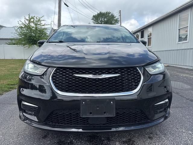 Photo of 2023 Brilliant Black Crystal Pearlcoat Chrysler Pacifica