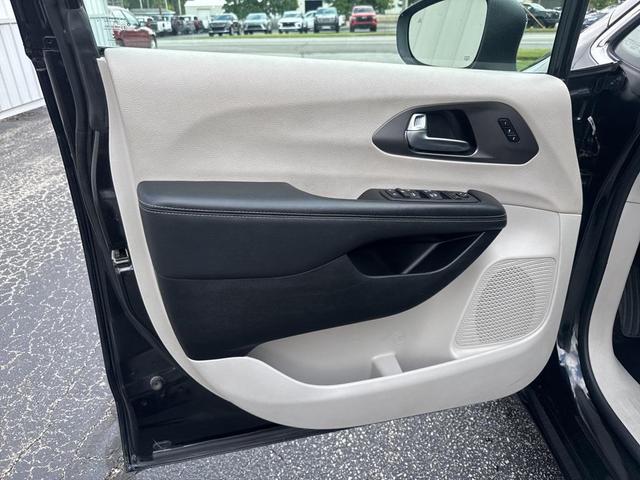 Photo of 2023 Brilliant Black Crystal Pearlcoat Chrysler Pacifica