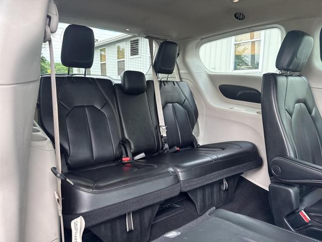 Photo of 2023 Brilliant Black Crystal Pearlcoat Chrysler Pacifica
