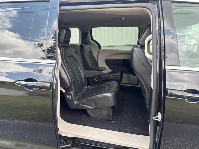 Photo of 2023 Brilliant Black Crystal Pearlcoat Chrysler Pacifica