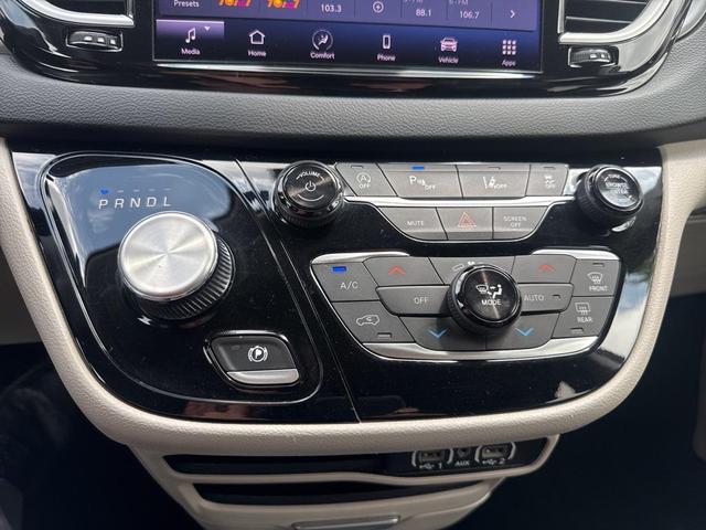 Photo of 2023 Brilliant Black Crystal Pearlcoat Chrysler Pacifica