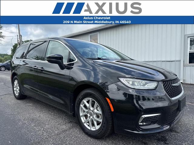 Photo of 2023 Brilliant Black Crystal Pearlcoat Chrysler Pacifica