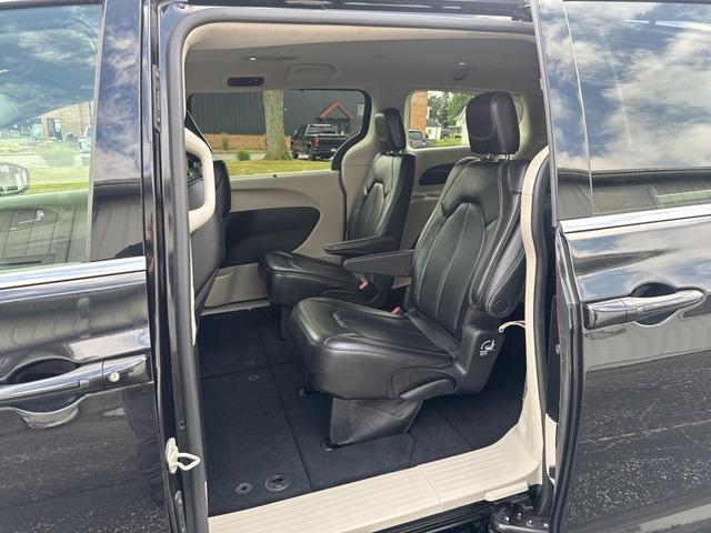 Photo of 2023 Brilliant Black Crystal Pearlcoat Chrysler Pacifica