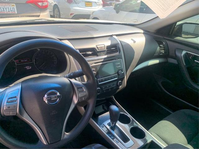 Photo of 2014 Pearl White Nissan Altima