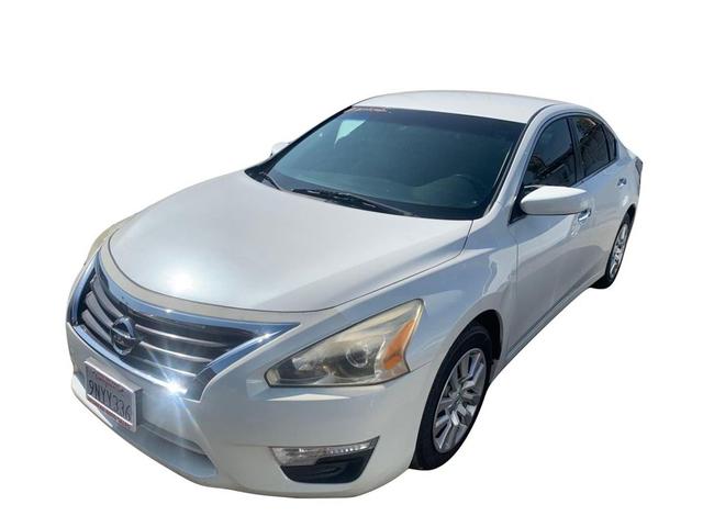 Photo of 2014 Pearl White Nissan Altima