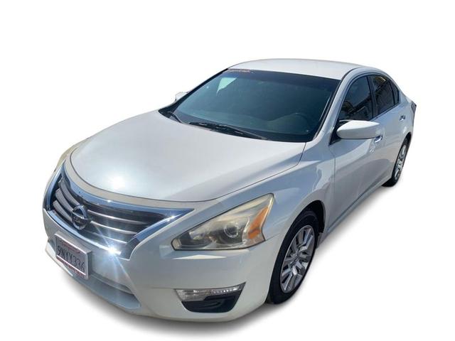 Photo of 2014 Pearl White Nissan Altima