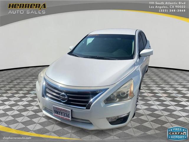 Photo of 2014 Pearl White Nissan Altima