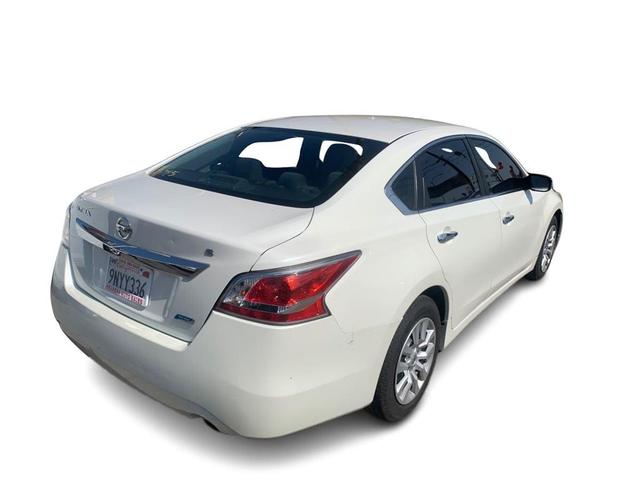 Photo of 2014 Pearl White Nissan Altima