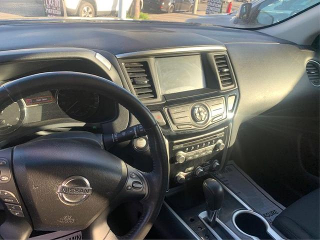 Photo of 2017 Caspian Blue Nissan Pathfinder