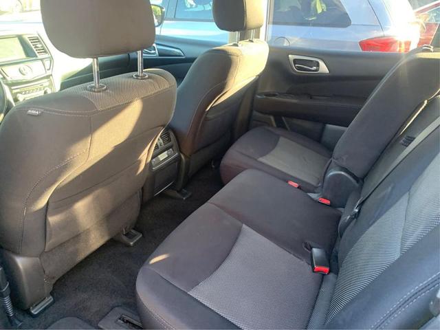 Photo of 2017 Caspian Blue Nissan Pathfinder
