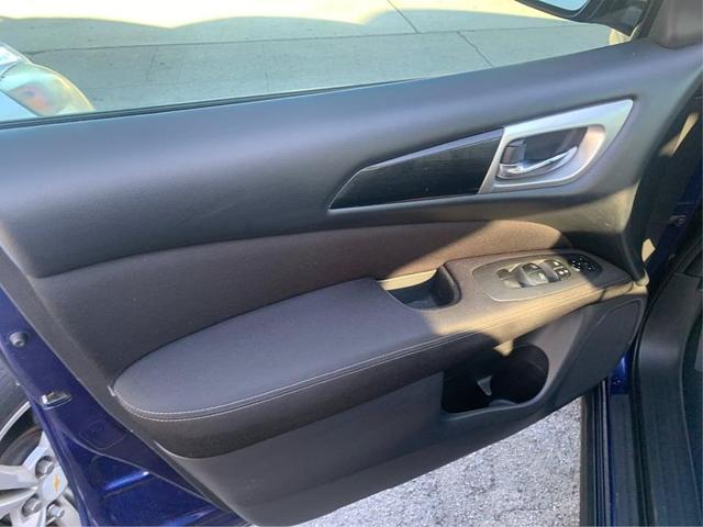 Photo of 2017 Caspian Blue Nissan Pathfinder