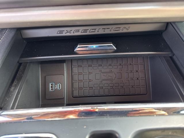 Photo of 2024 Jewel Red Metallic Ford Expedition