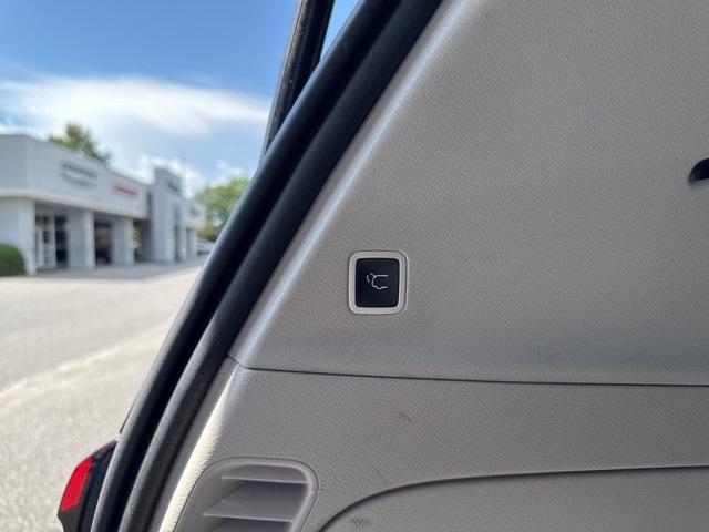 Photo of 2022 Brilliant Black Crystal Pearlcoat Chrysler Pacifica