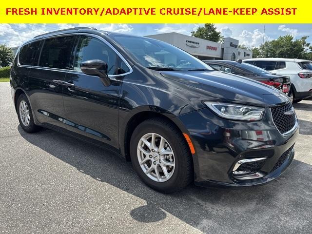 Photo of 2022 Brilliant Black Crystal Pearlcoat Chrysler Pacifica