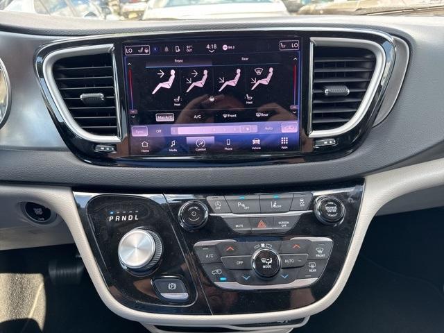 Photo of 2022 Brilliant Black Crystal Pearlcoat Chrysler Pacifica