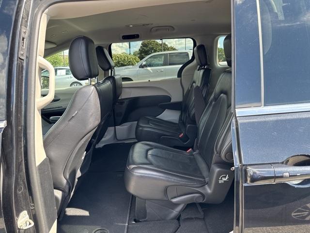 Photo of 2022 Brilliant Black Crystal Pearlcoat Chrysler Pacifica