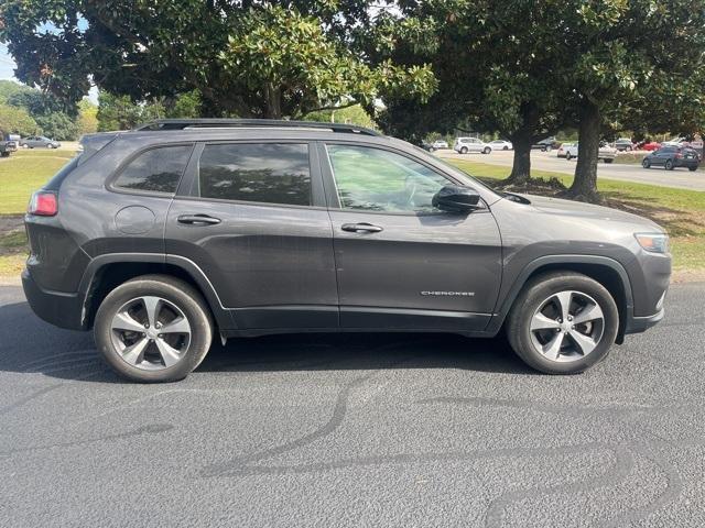 Photo of 2022 Granite Crystal Clearcoat Metallic Jeep Cherokee