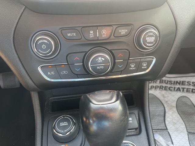 Photo of 2022 Granite Crystal Clearcoat Metallic Jeep Cherokee