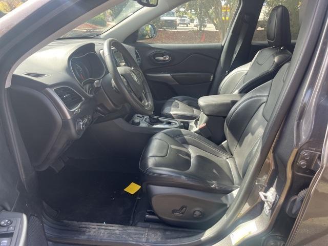Photo of 2022 Granite Crystal Clearcoat Metallic Jeep Cherokee