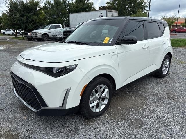 Photo of 2025 Clear White / Black Roof Kia Soul