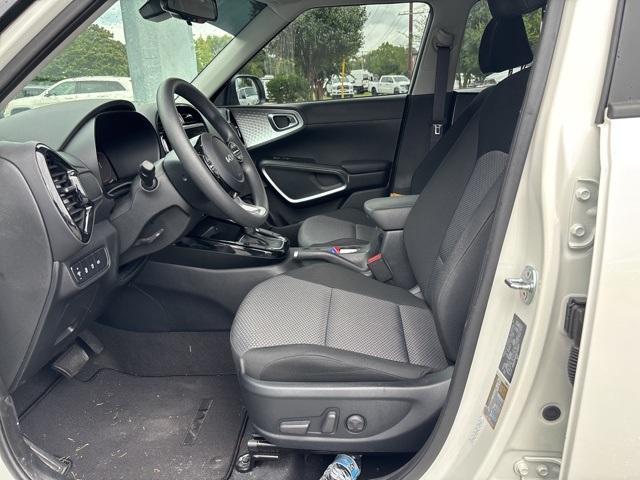Photo of 2025 Clear White / Black Roof Kia Soul