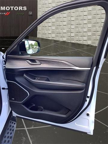 Photo of 2021 Bright White Clearcoat Jeep Grand Cherokee L