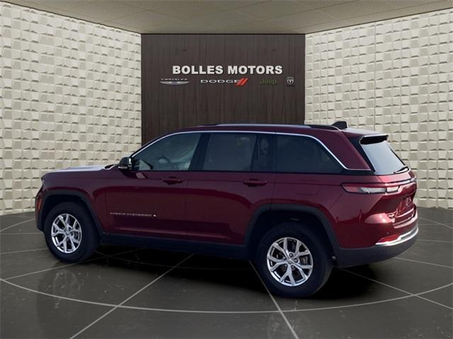 Photo of 2022 Velvet Red Pearlcoat Jeep Grand Cherokee