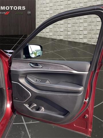 Photo of 2022 Velvet Red Pearlcoat Jeep Grand Cherokee