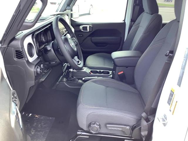 Photo of 2025 Bright White Jeep Wrangler
