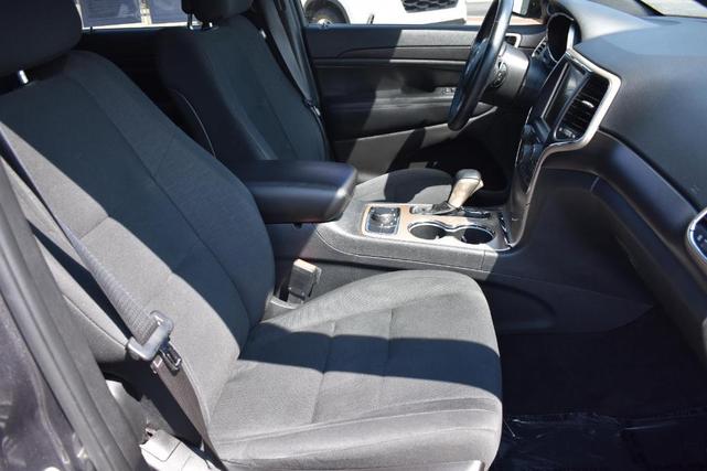 Photo of 2017 Granite Crystal Clearcoat Metallic Jeep Grand Cherokee