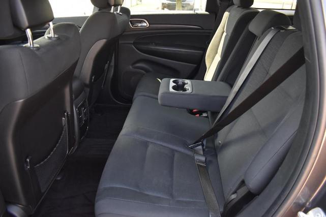 Photo of 2017 Granite Crystal Clearcoat Metallic Jeep Grand Cherokee