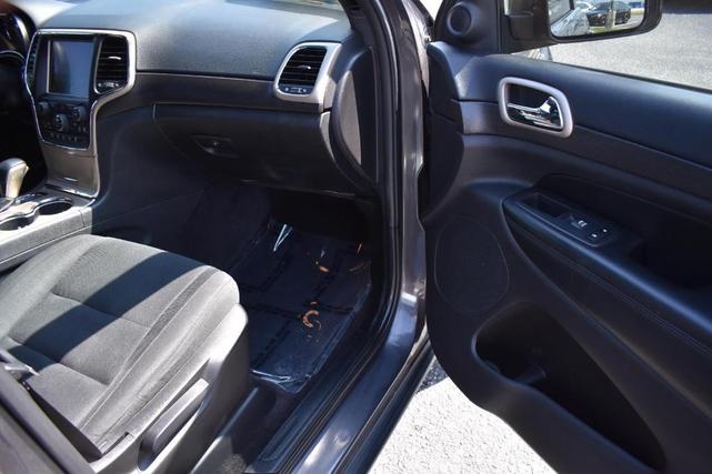 Photo of 2017 Granite Crystal Clearcoat Metallic Jeep Grand Cherokee