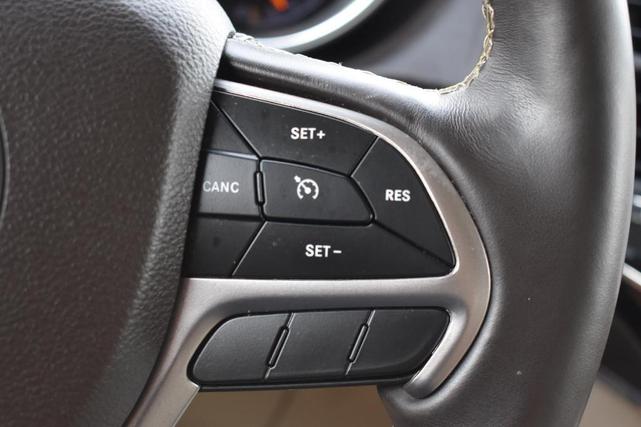 Photo of 2019 Ivory Jeep Grand Cherokee