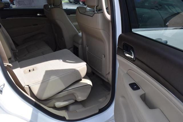 Photo of 2019 Ivory Jeep Grand Cherokee