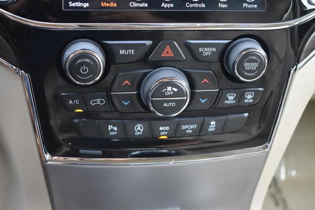 Photo of 2019 Ivory Jeep Grand Cherokee