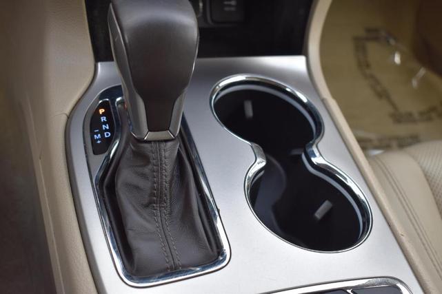 Photo of 2019 Ivory Jeep Grand Cherokee