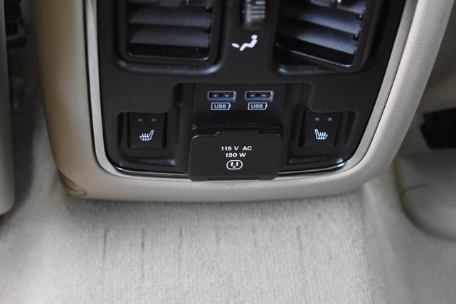 Photo of 2019 Ivory Jeep Grand Cherokee