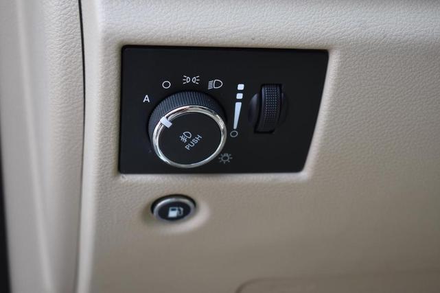 Photo of 2019 Ivory Jeep Grand Cherokee