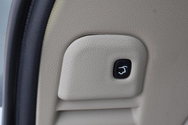 Photo of 2019 Ivory Jeep Grand Cherokee