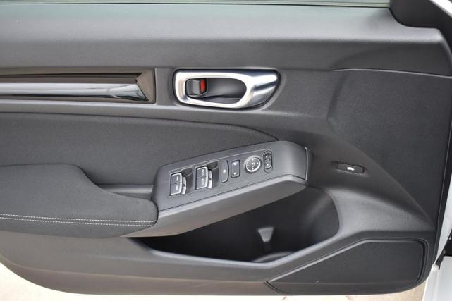 Photo of 2022 Platinum White Pearl Honda Civic