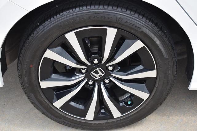Photo of 2022 Platinum White Pearl Honda Civic