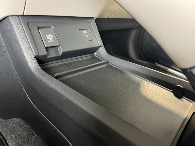 Photo of 2025 PLATINUM WHT PR Acura RDX