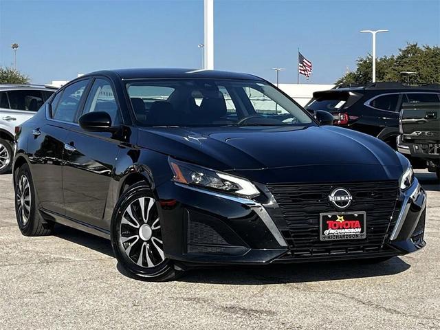 Photo of 2023 Super Black Nissan Altima