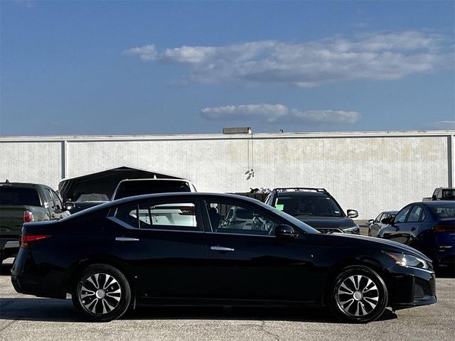 Photo of 2023 Super Black Nissan Altima