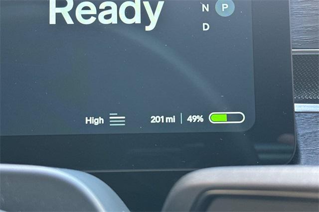 Photo of 2023 Glacier White Rivian R1T